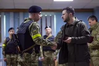 Prezydent Zełenski odwiedził żołnierzy na froncie w obwodzie charkowskim