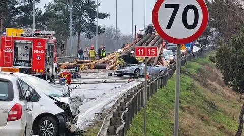 Z naczepy spadły kłody drewna