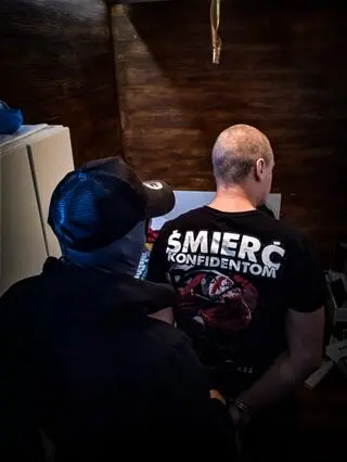 W niedzielę nad ranem funkcjonariusze weszli jednocześnie do kilku mieszkań 