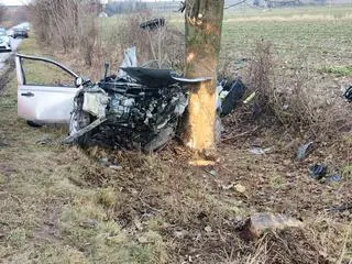 19-latek wypadł z drogi i roztrzaskał się o drzewo 