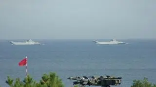 Okręty transportowo-minowe zbliżają się do brzegu pod osłoną samolotów F-16