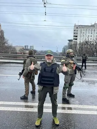 Minister obrony Ołeksij Reznikow w otoczeniu żołnierzy 