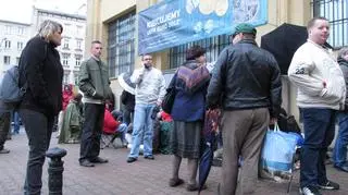 Kolejka przed Narodowym Bankiem Polskim we Wrocławiu - poniedziałek rano.