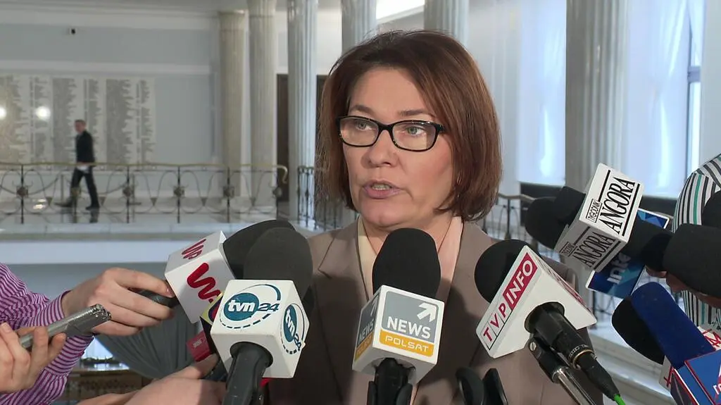 "Życzę im jak najlepiej". Mazurek tłumaczy się ze słów o samotnych matkach