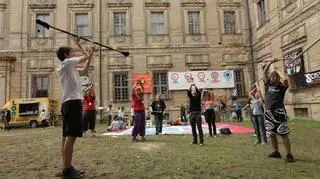 Sześć tysięcy uczestników, przeszło 120 warsztatów, stu artystów i 10 scen. W Lubiążu trwa XX Slot Art Festival.