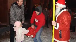 Wolontariusze częstowali przechodniów słodyczami