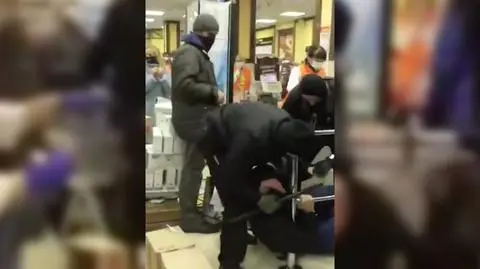 Biją i brutalnie zatrzymują. Wśród sklepowych półek
