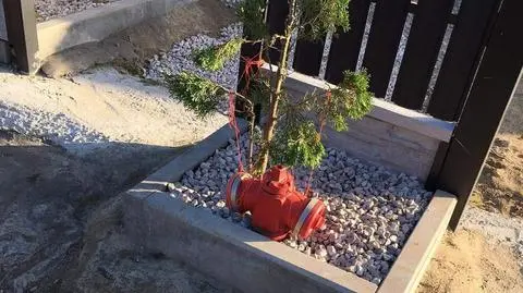 Hydrant otoczony krawężnikiem i przysypany kruszywem. Strażacy: dla nas stał się bezużyteczny 