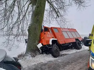 Wóz strażacki uderzył w drzewo