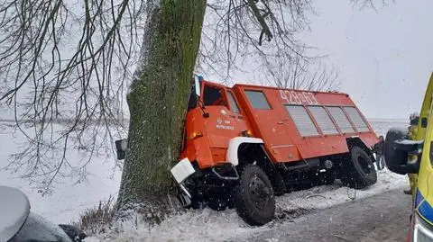 Wóz strażacki uderzył w drzewo