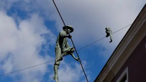 Sztukmistrz wrócił, już nie wisi głową w dół