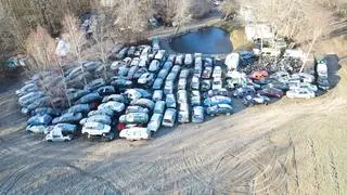 Na działce przedsiębiorcy znajdowało się około 350 pojazdów wycofanych z eksploatacji oraz kilkaset zużytych opon