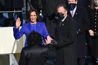 Kamala Harris składa przysięgę. Biblię trzyma Douglas Emhoff