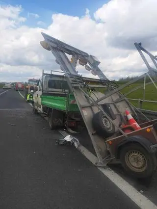 Bus wjechał w przyczepkę i samochód służby drogowej