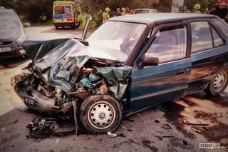 Kierujący skodą 61-latek i 67-letnia pasażerka i z obrażeniami trafili do szpitala