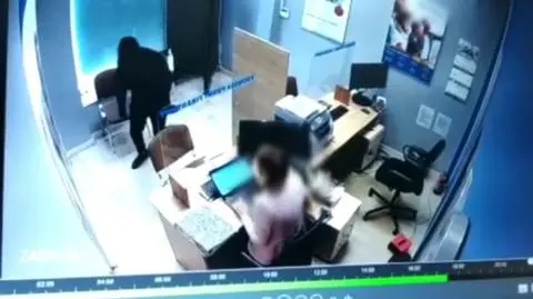 Moment napadu na placówkę widoczny na nagraniu z monitoringu