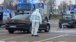 Działania śledczych na parkingu przy centrum handlowym