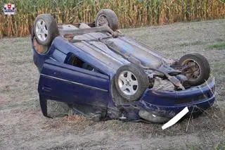 Kierowca, na łuku drogi, stracił panowanie nad autem