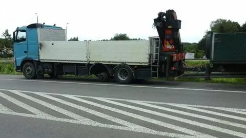 Z ciężarówki odpadło koło, uderzyło w przejeżdżający samochód