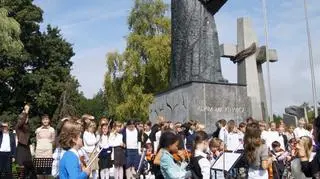 "Pana Tadeusza" czytano pod pomnikiem Mickiewicza