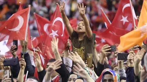 Milczenie Gökhana. I jedno skrzyżowanie jak cała Turcja, podzielone równo na pół