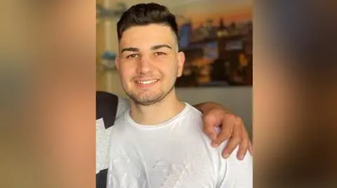 "Gdyby nie Alex, ojciec zabiłby nas wszystkich" - twierdzi jego brat
