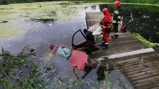 Samochód osobowy wpadł do rzeki. Policja: kierowca źle się poczuł
