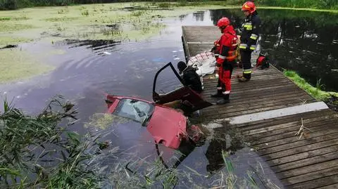 Brześć Kujawski. Samochód osobowy wjechał do rzeki