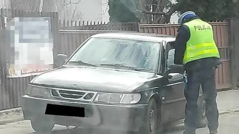 Pijany kierowca zamienił się miejscami z pasażerką, bo zobaczył radiowóz. Nie wiedział, że za nim jechał policjant