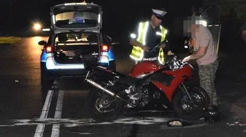 "Nagle zaczął przechodzić pod skosem na drugą stronę drogi", potrącił go motocyklista. Pieszy nie żyje
