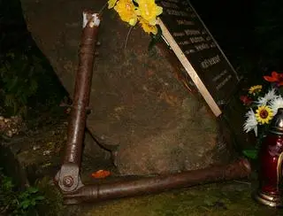 Znaleziony fragment śmigłowca przy obelisku w 2010 r.