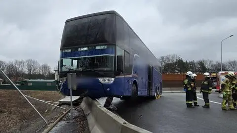 Autokar zawisł na barierkach