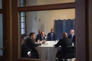 Emmanuel Macron podczas szczytu Europejskiej Wspólnoty Politycznej w Pradze