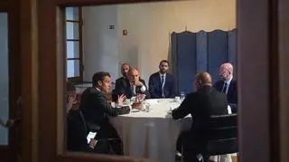 Emmanuel Macron, Nikol Paszynian, Charles Michel i Ilham Alijew (tyłem) podczas szczytu Europejskiej Wspólnoty Politycznej w Pradze