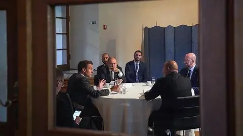 Emmanuel Macron podczas szczytu Europejskiej Wspólnoty Politycznej w Pradze