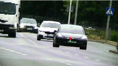 Blisko 130 kilometrów na godzinę jechał popularnym elektrykiem w obszarze zabudowanym