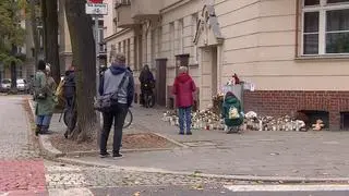 Mieszkańcy przynoszą znicze i maskotki