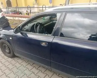 Matka przypadkowo zatrzasnęła dziecko w aucie