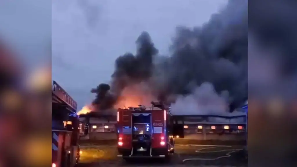 Pożar hali na fermie świń. Ogień zajął cały budynek