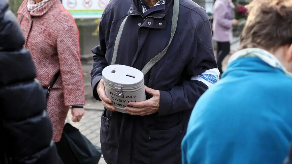 Anna Dymna na kweście na Cmentarzu Rakowickim w Krakowie