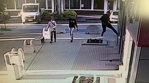 Rozbieg i kopniak w ścianę. Nastolatkowie odpowiedzą za zniszczenie elewacji