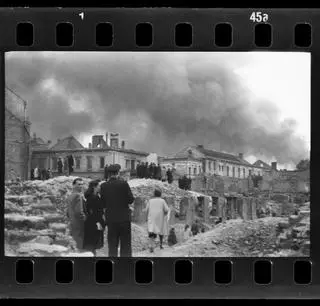 Rudolf Damec. Zniszczone w 1939 r. zabudowania szpitala św. Ducha przy ul. Elektoralnej 12, w tle dym płonącego getta, kwiecień – maj 1943 r.