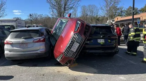 "Kanapka" z samochodów na sklepowym parkingu