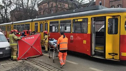 Przekraczał jezdnię, potrącił go tramwaj. Nie żyje 93-latek