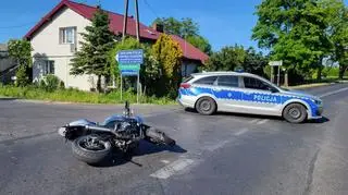 Pasażerka jadąca na motocyklu doznała poważnych obrażeń