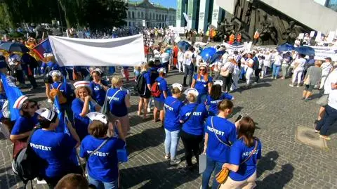 Protest pracowników ochrony zdrowia przy placu Krasińskich