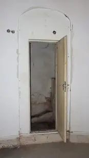 Kapsułę ukryto we wnęce za dzwiami, które później zamurowano 