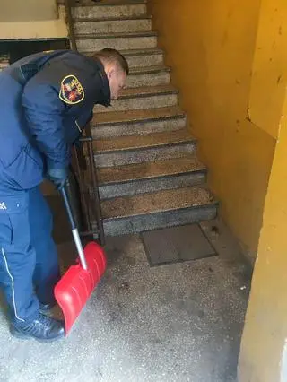 Odebrali zgłoszenie o pająku na klatce schodowej