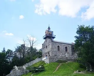 Kościół stoi na szczycie Ślęży (zdjęcie z 2020 roku)