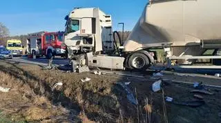 Wypadek busa i samochodu ciężarowego na DK74